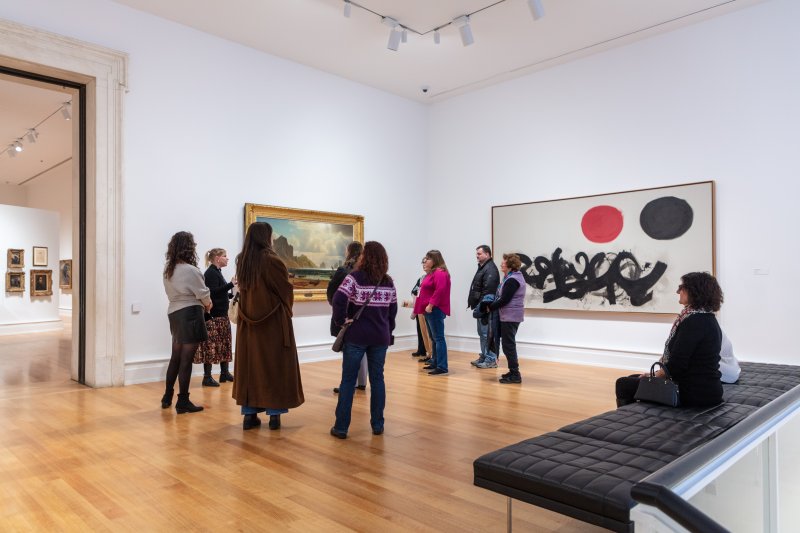 A group tour taking place in an art gallery