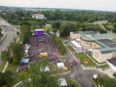 Aerial view of thousands of people at Rockin&#039; 2017 in the parking lot