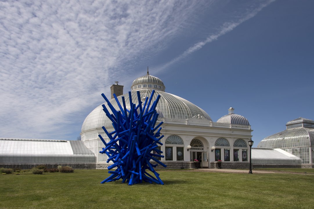 Shayne Dark&#039;s Tanglewood, 2006, on the front lawn of the Buffalo and Erie County Botanical Gardens