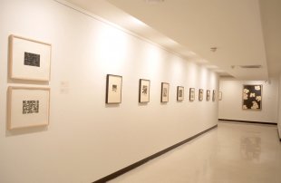 Installation view of Alex Katz: The Complete Woodcuts and Linocuts 1951–2001