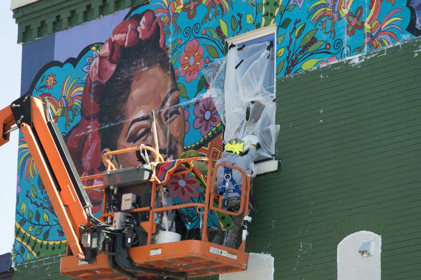 Installation of Betsy Casañas&#039;s mural Patria, Será Porque Quisiera Que Vueles, Que Sigue Siendo Tuyo Mi Vuelo (Homeland, Perhaps It Is Because I Wish to See You Fly, That My Flight Continues To Be Yours) at 585 Niagara Street